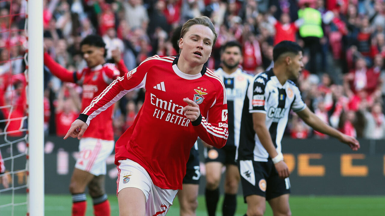 Schjelderup a festejar golo frente ao Nacional