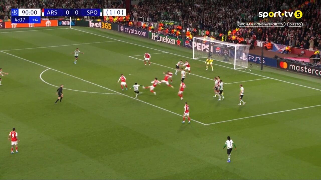 O momento do remate de João Simões