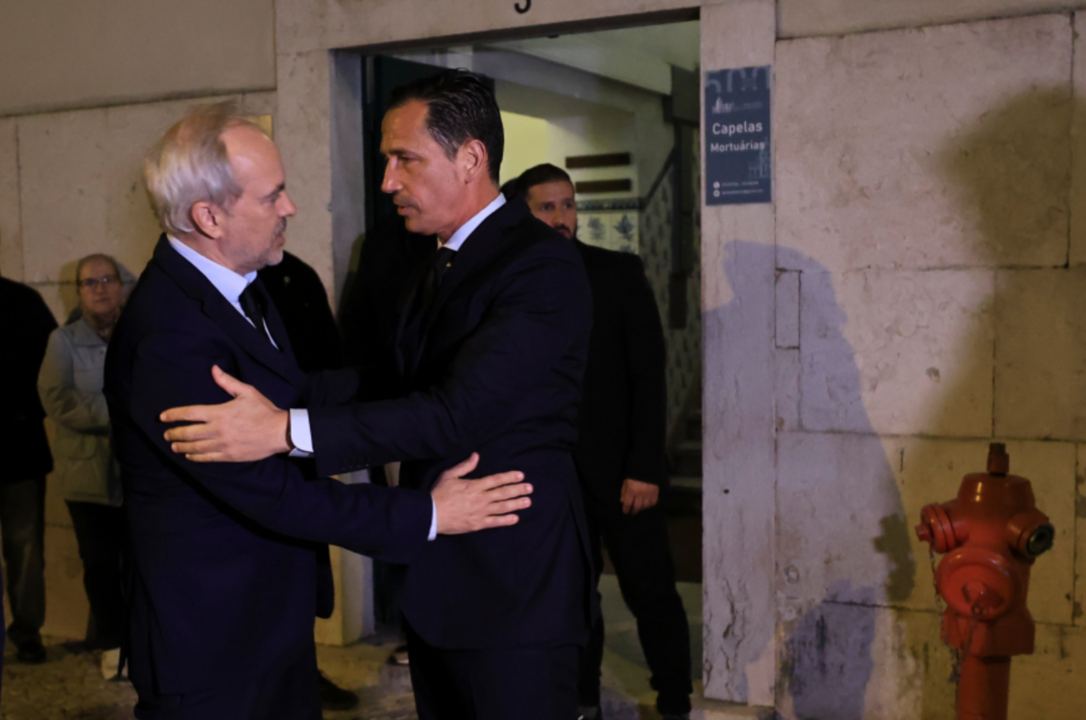 Marcelo e André Villas-Boas nas capelas mortuárias de Ramalho Eanes