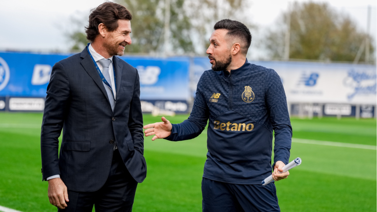 André Villas-Boas (à esquerda) à conversa com o treinador do FC Porto, Francesco Farioli (à direita), no Olival