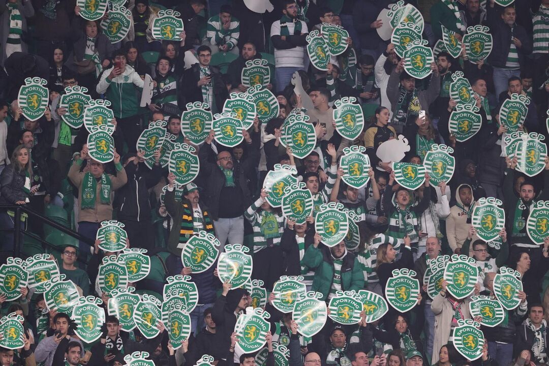Adeptos do Sporting apoiam equipa em jogo no Estádio de Alvalade