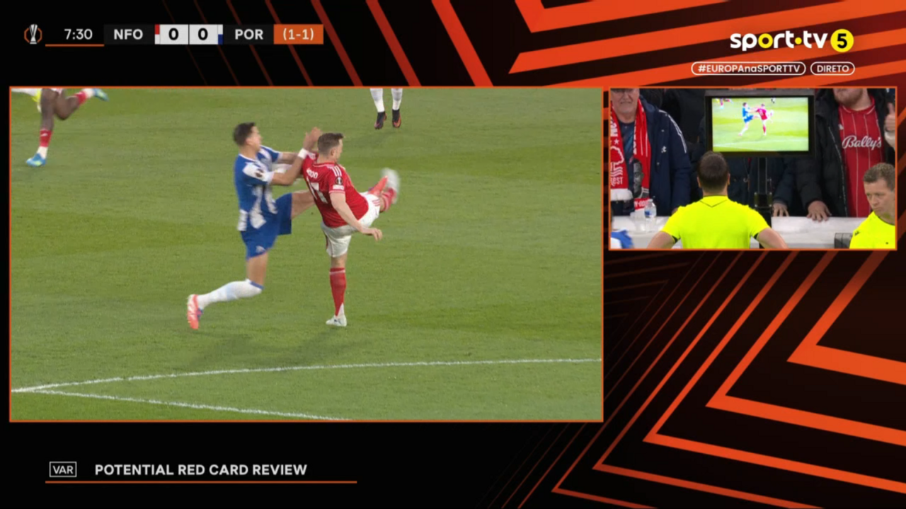 A entrada duríssima que valeu vermelho direto a Bednarek nos minutos iniciais do Nottingham-FC Porto