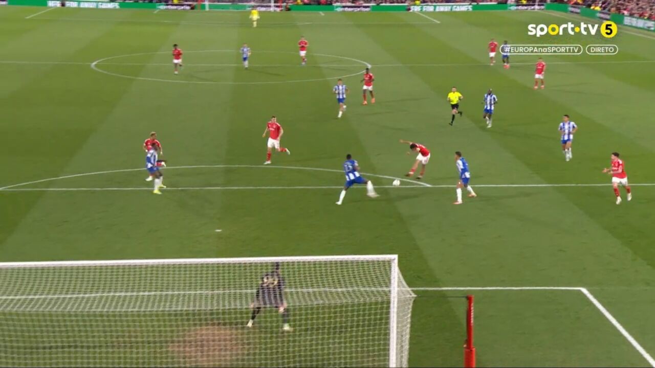 Desvio em Pablo Rosario 'traiu' Diogo Costa: o golo que deu vantagem ao Nottingham frente ao FC Porto