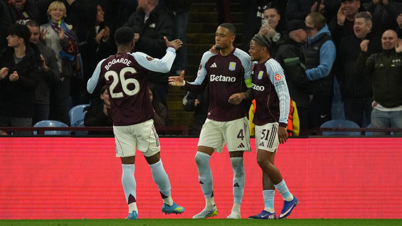 Jogadores do Aston Villa a celebrar 