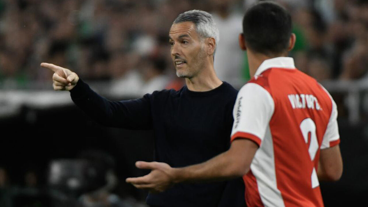 Carlos Vicens reage junto ao banco de suplentes do Sp. Braga