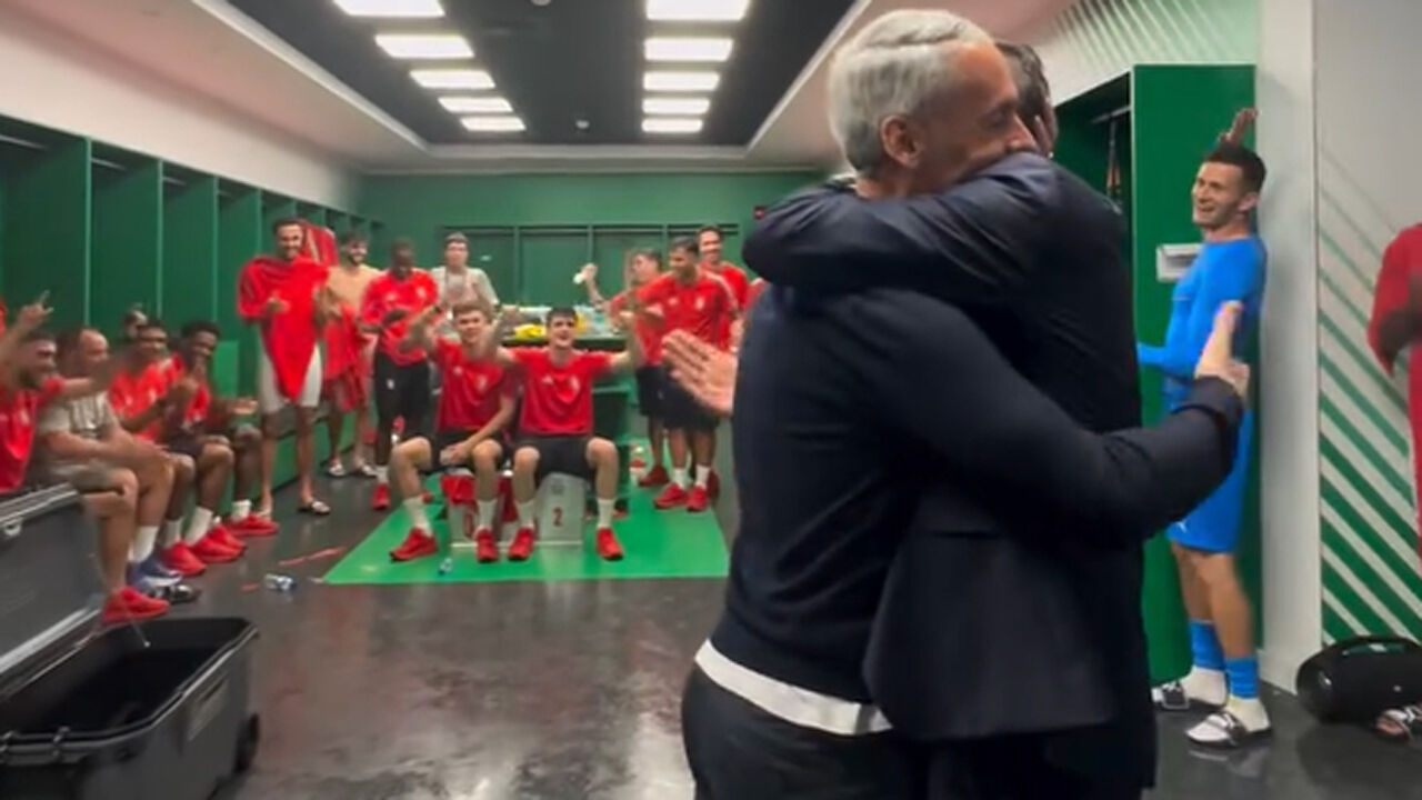 «Mister Carlos Vicens, leva-me a Istambul»: a festa dos jogadores do Sp. Braga no balneário