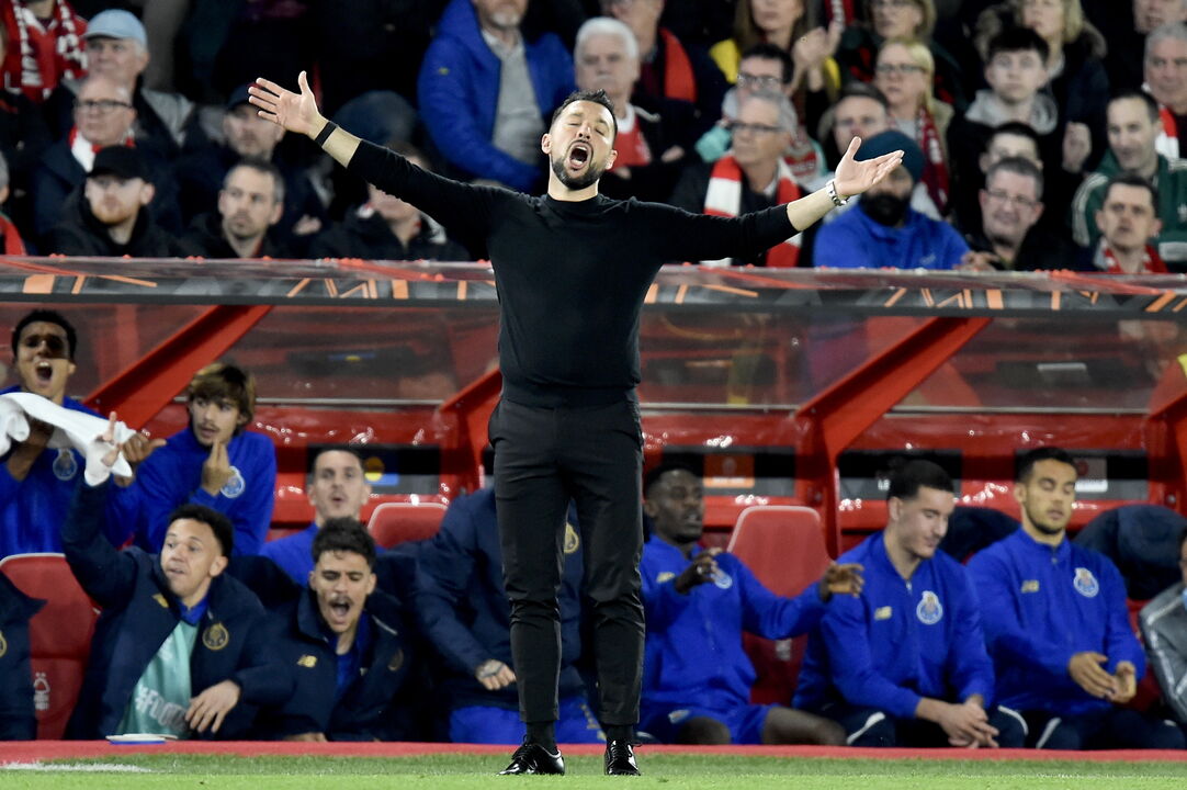 Sérgio Conceição reclama com equipa de arbitragem em jogo da Liga Europa