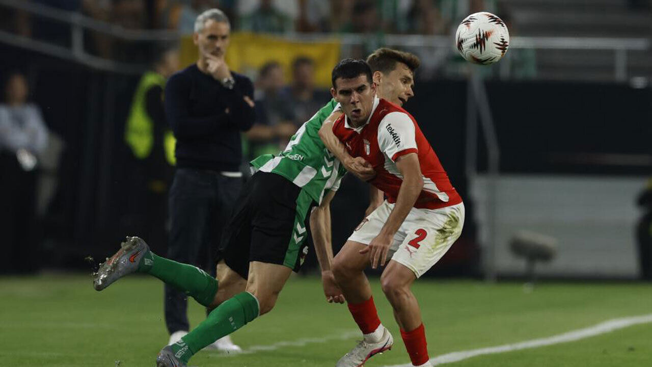 Diego Llorente num duelo com Victor Gomez