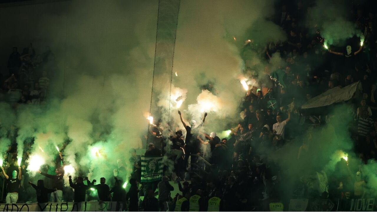 Fãs do Sporting celebram com tochas antes do jogo contra o FC Porto