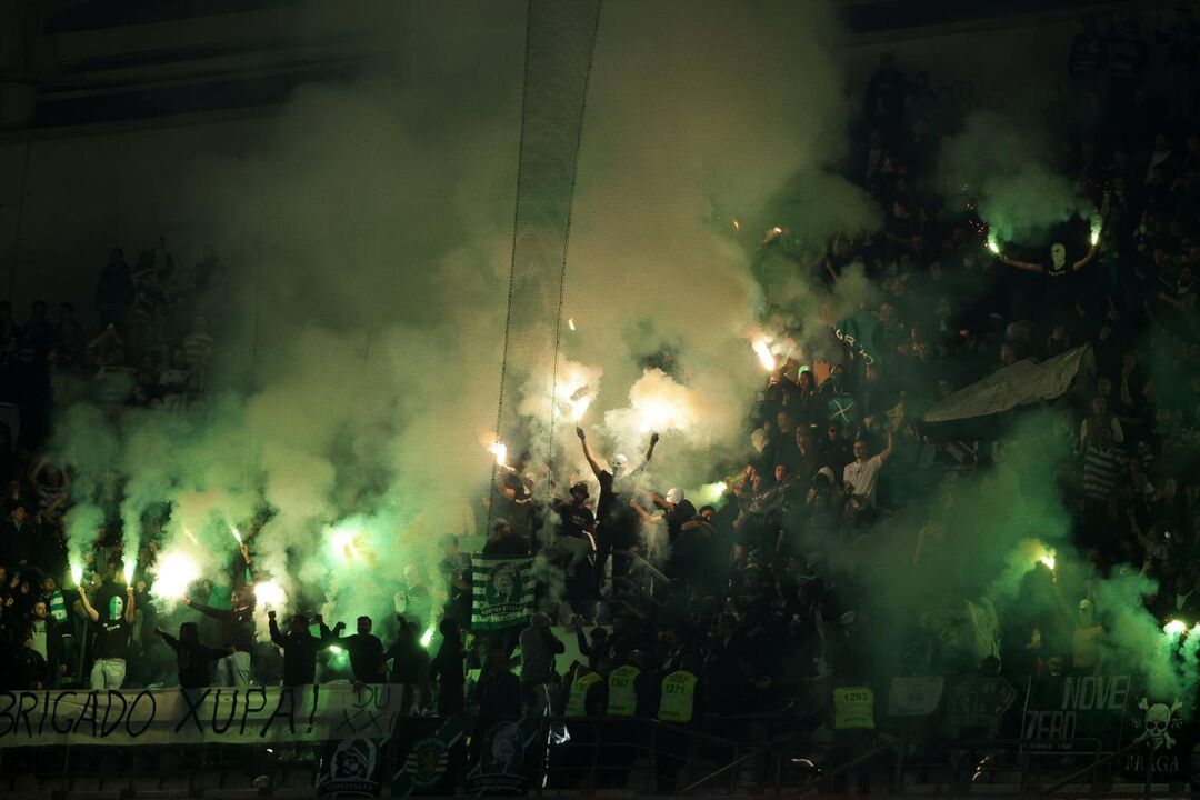 Fãs do Sporting celebram com tochas antes do jogo contra o FC Porto