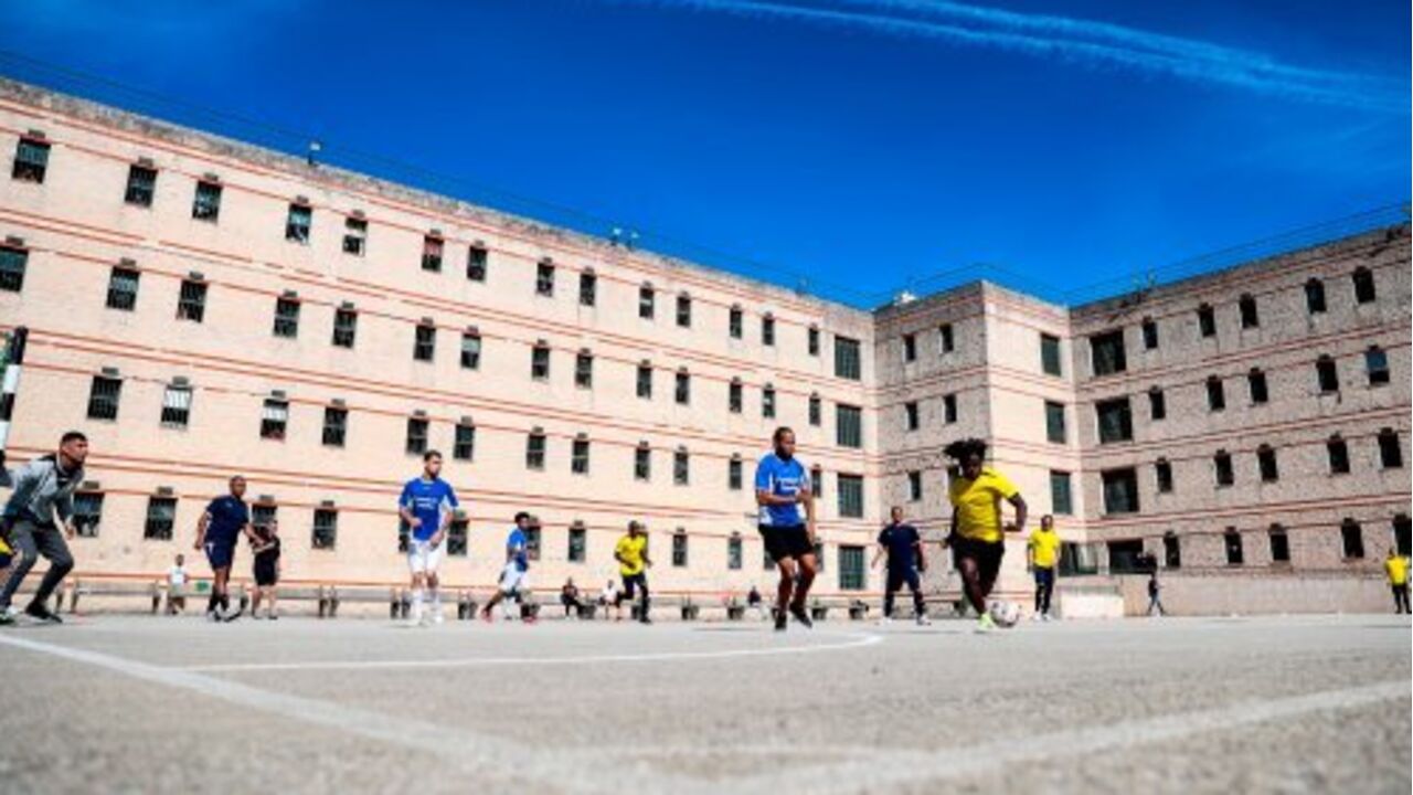 Embaixadores da Liga jogaram futebol na prisão da Carregueira, em Belas