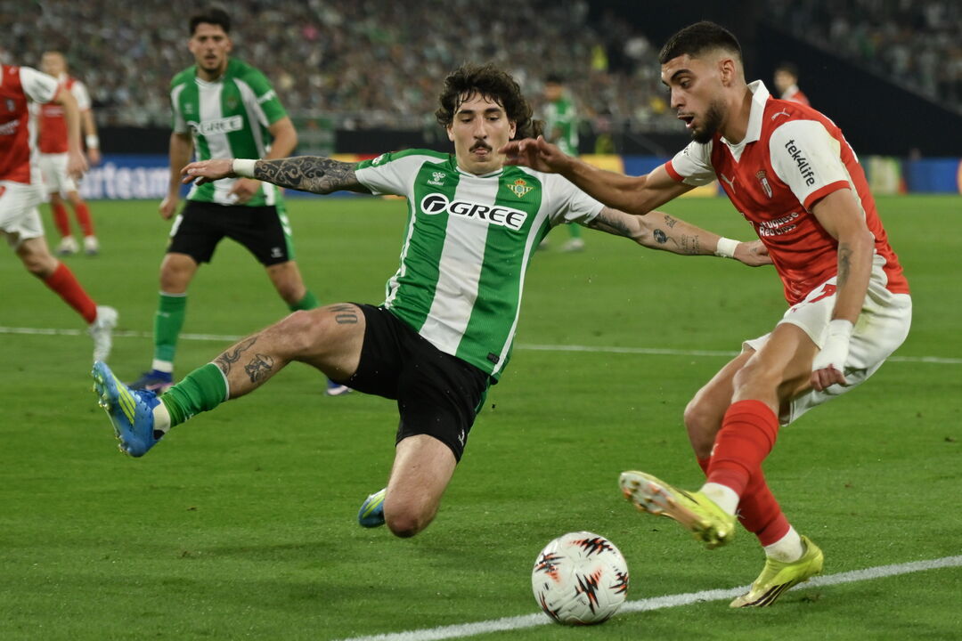 Hector Bellerín e Gabri Martínez em ação no Betis-Sp. Braga