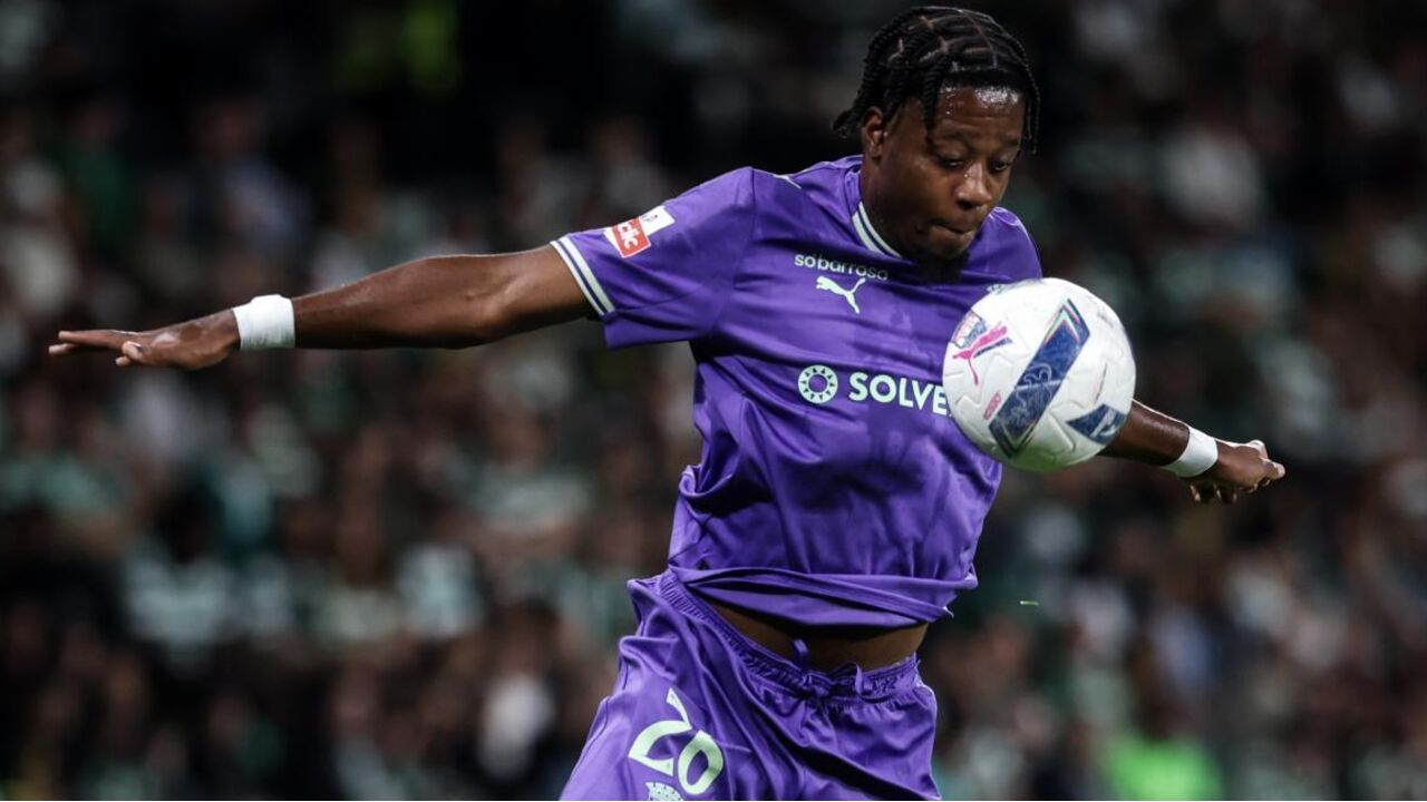 Arrey-Mbi, defesa do Famalicão, pode não jogar devido a lesão no joelho esquerdo sofrida em Sevilha