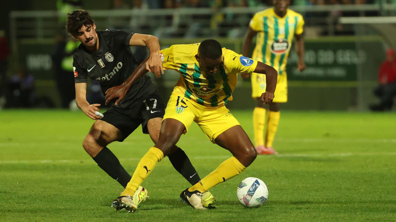 Trincão e Sithole em ação durante o Tondela-Sporting da 1.ª volta