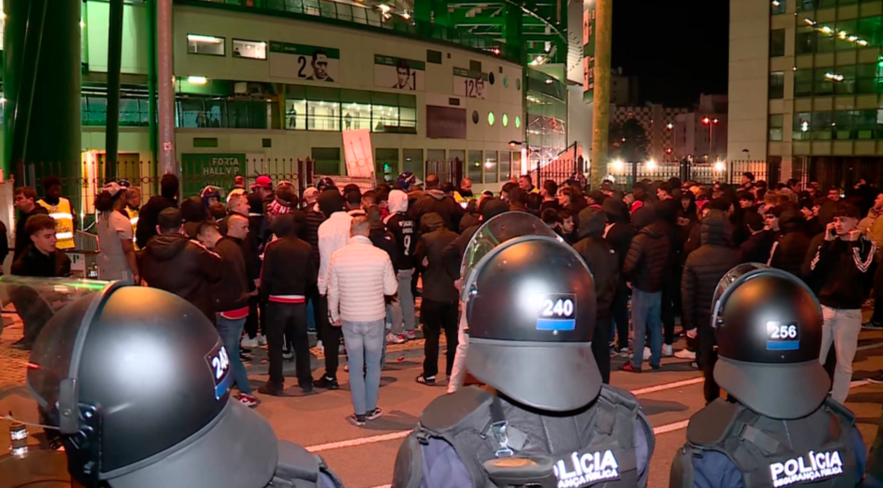 Polícia controla multidão perto do Estádio de Alvalade, em Lisboa