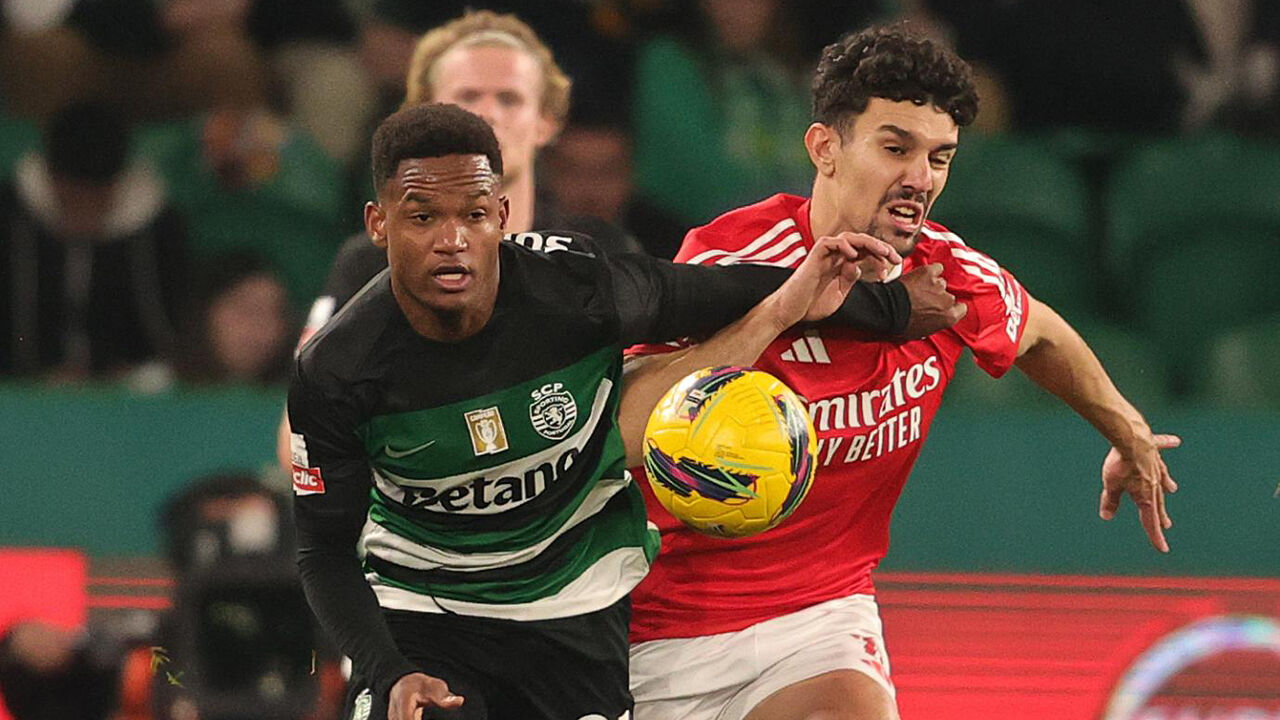 Geny Catamo e Tomás Araújo lutam pela bola no dérbi da 1.ª volta entre Sporting e Benfica