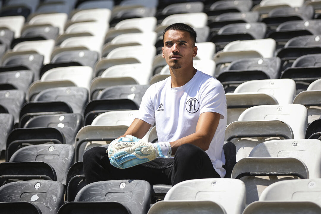 João Gonçalves, guarda-redes, junta-se ao Craiova, equipa de Filipe Coelho