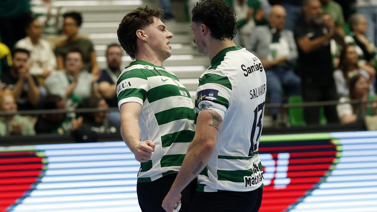 Jogadores do Sporting celebram vitória em jogo da Liga dos Campeões de andebol