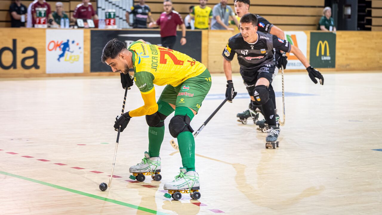 Jogo de hóquei em patins com atletas em ação, Juventude Pacense falha final da Taça Europeia