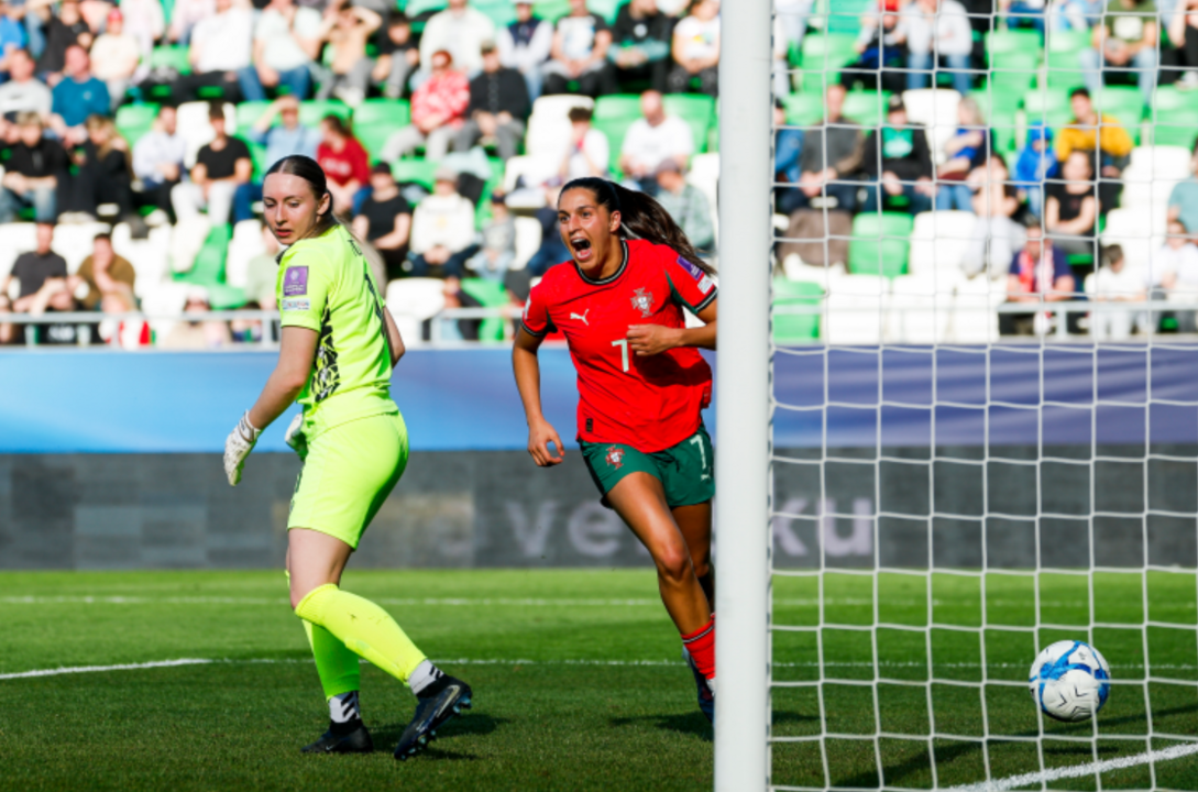 Futebol: jogadora celebra golo com equipa adversária perto da baliza