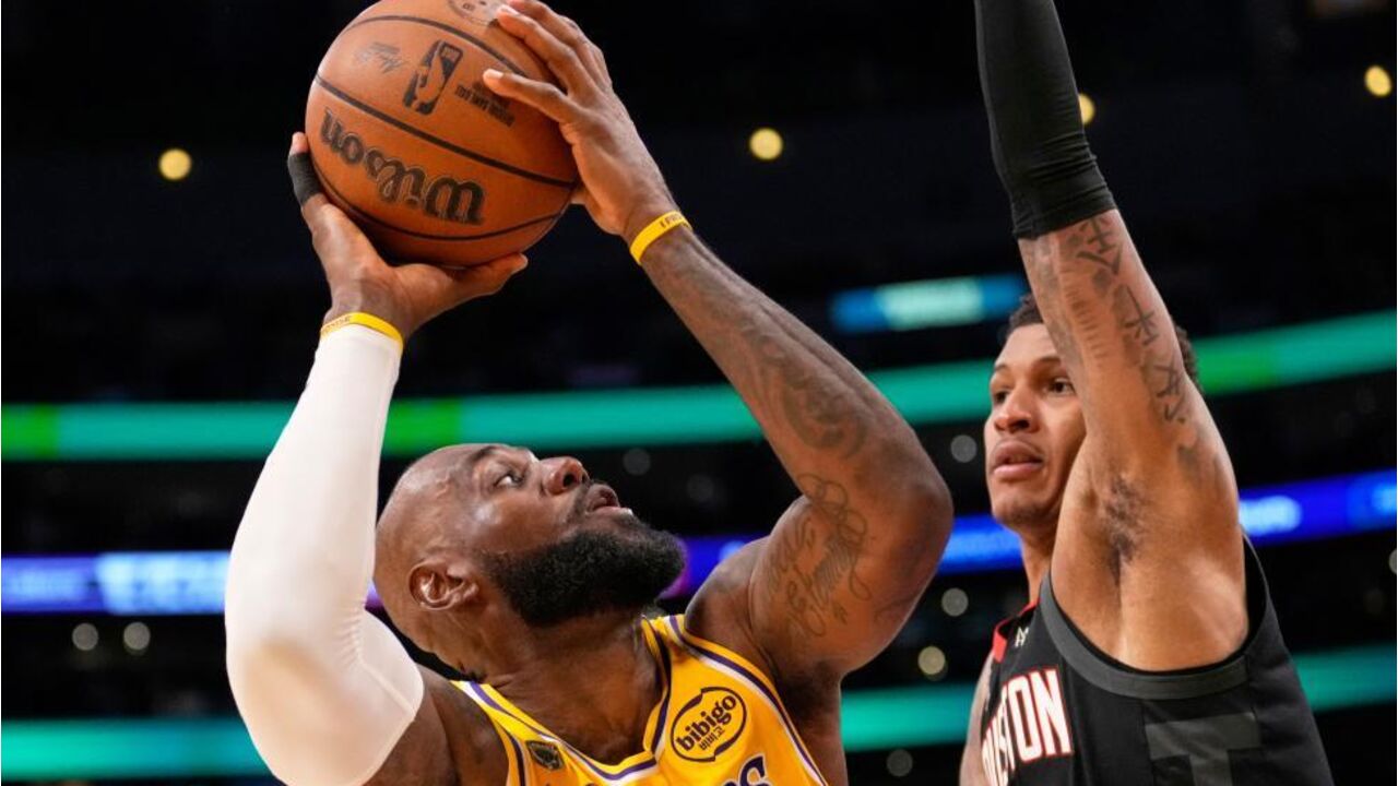 LeBron James em ação nos LA Lakers-Houston Rockets