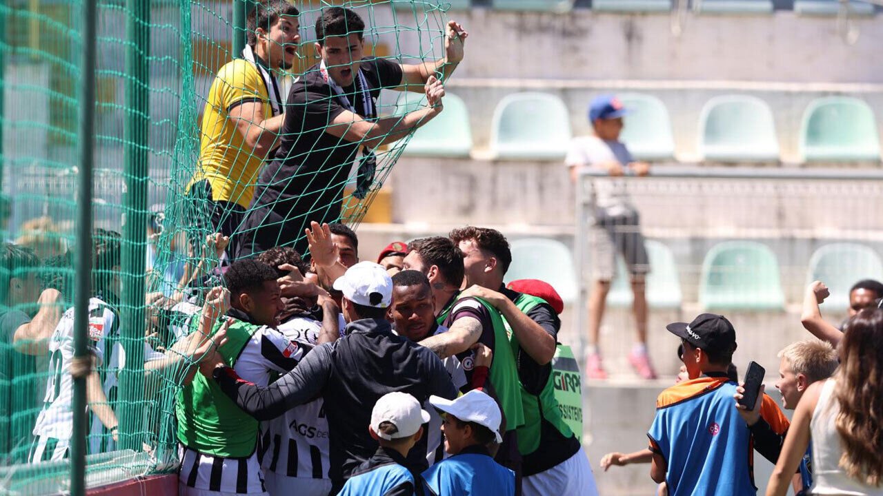 Jogadores do Portimonense a celebrar com os adeptos 