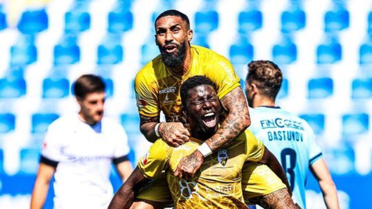 Jogadores do Farense celebram golo