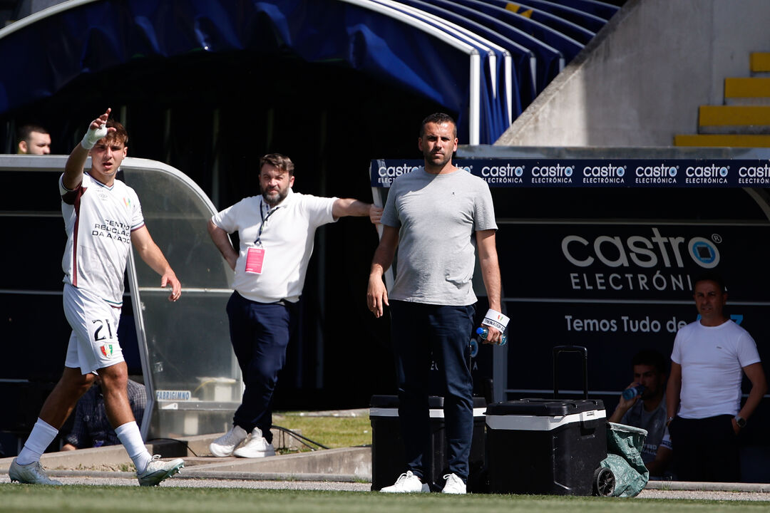 João Nuno no banco do E. Amadora no jogo em Arouca