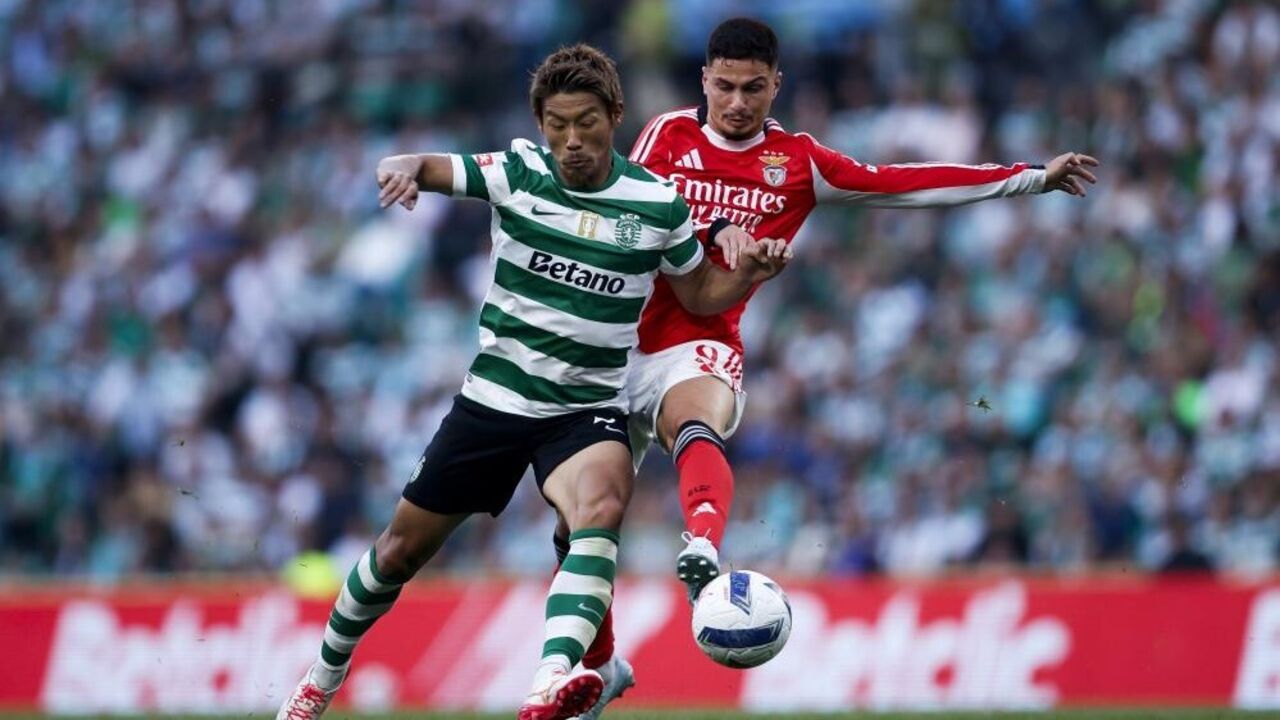 Momento do jogo Sporting-Benfica, com jogadores em disputa pela bola