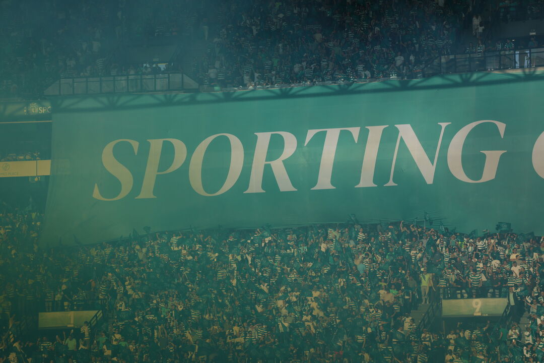 LN2_1565.Claques de Benfica e Sporting fizeram a festa no dérbi com coro de tochas em Alvalade