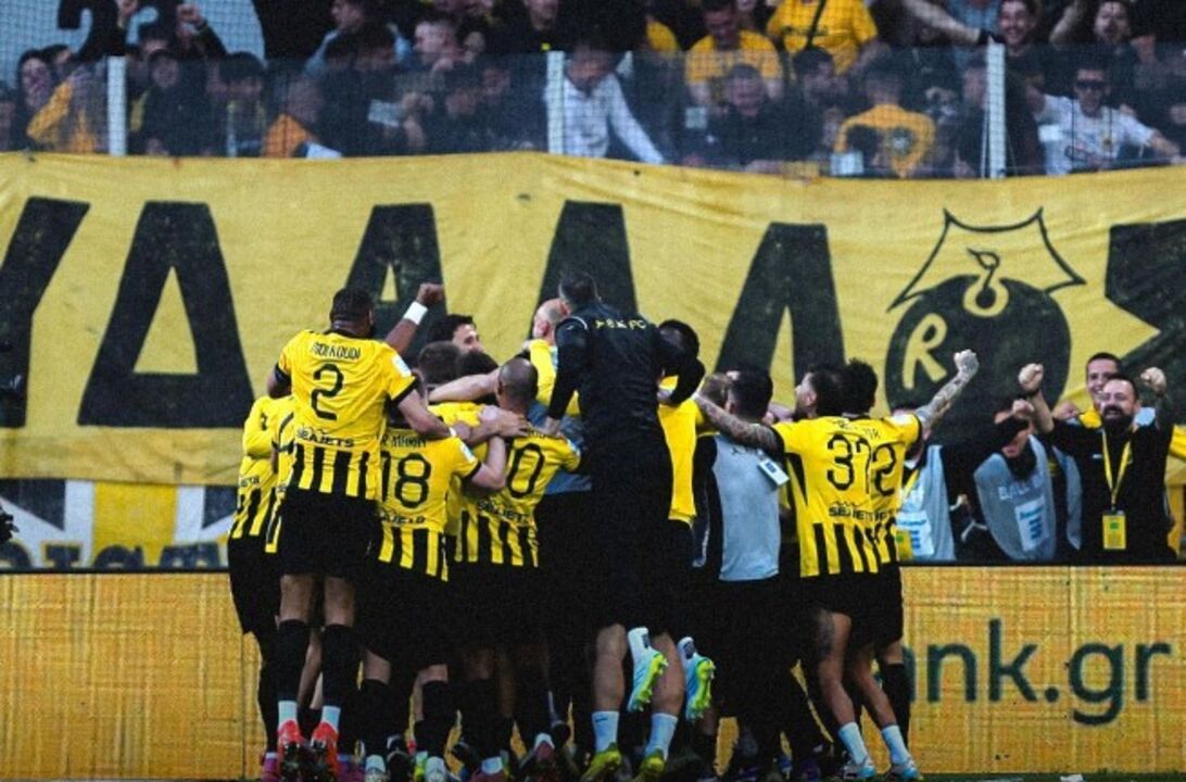 Jogadores do AEK celebram a liderança na Grécia com Relvas e João Mário