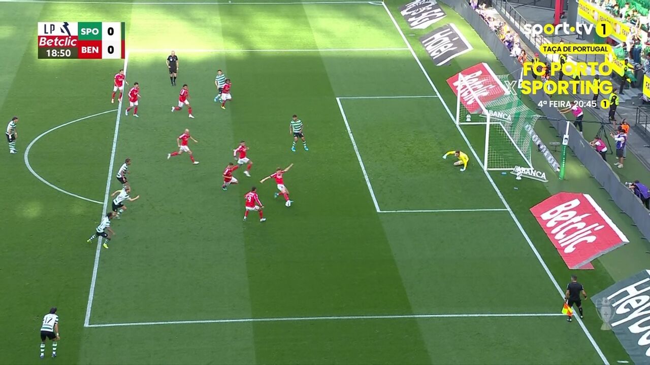 Momento em que Schjelderup corta a bola após a defesa de Trubin