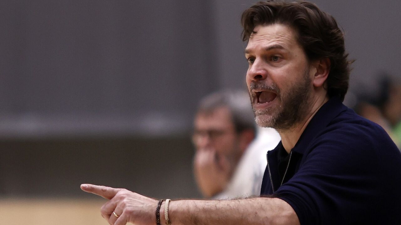 Treinador gesticula durante jogo de basquetebol