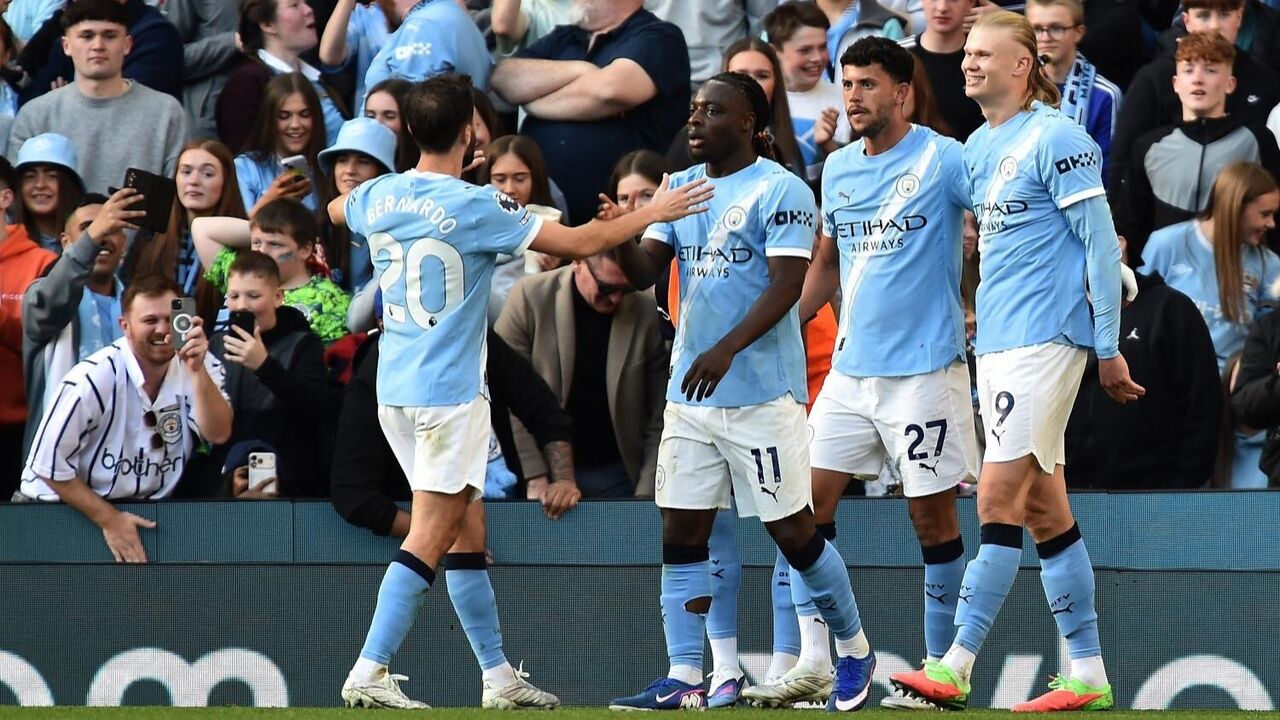 Equipa do Manchester City celebra em campo na Champions, com Bernardo Silva em destaque