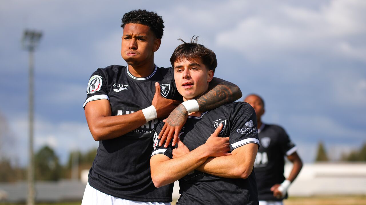 Jogadores do Ac. Viseu celebram possível vantagem sobre o Famalicão
