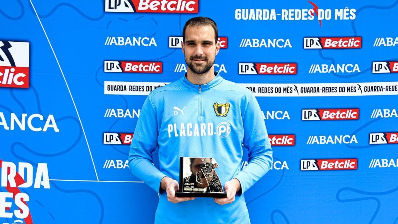 Lazar Carevic recebe troféu de melhor guarda-redes de março da 1ª Liga