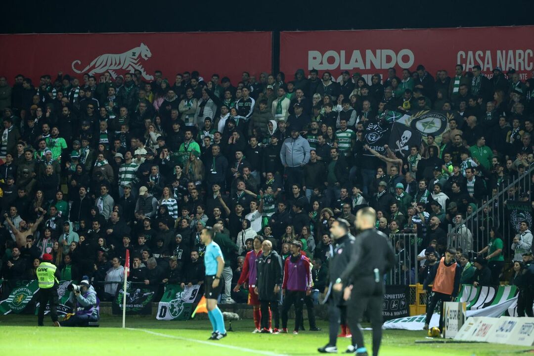 Adeptos do Sporting no estádio apoiam a equipa