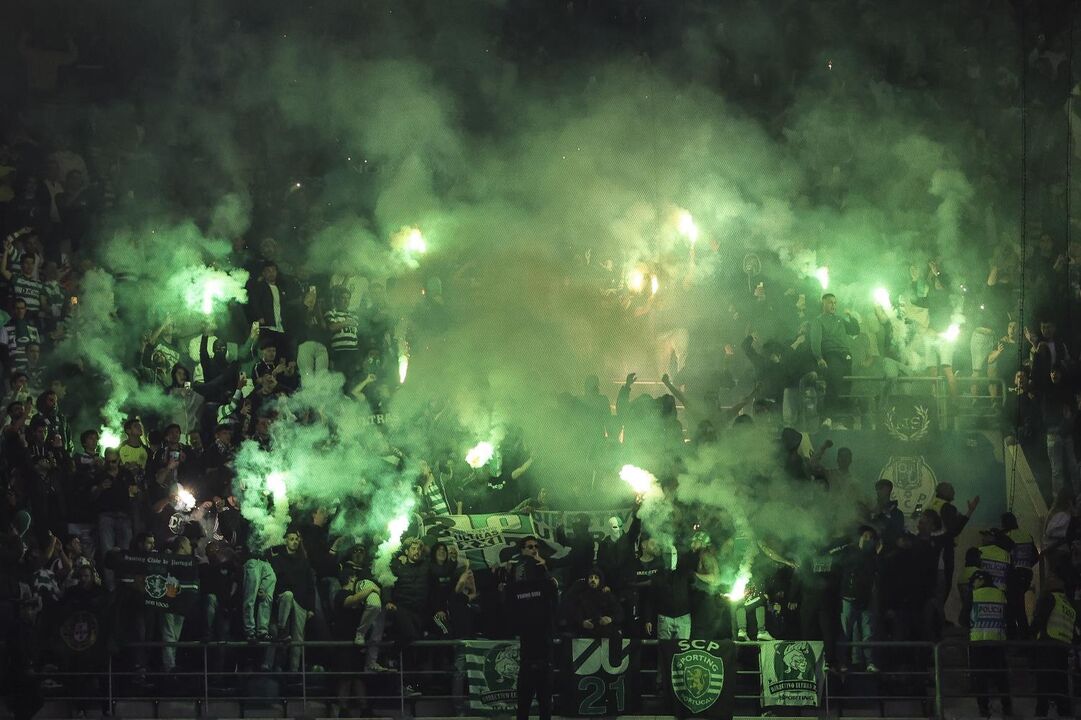 Adeptos do Sporting concentram-se no Parque STCP Bonjóia antes do jogo no Dragão