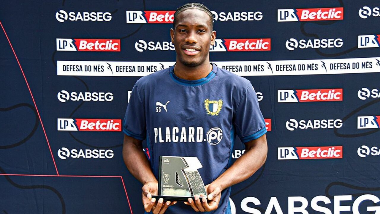 Ibrahima Ba recebe prémio de defesa do mês, destacando o trabalho da equipa do Famalicão