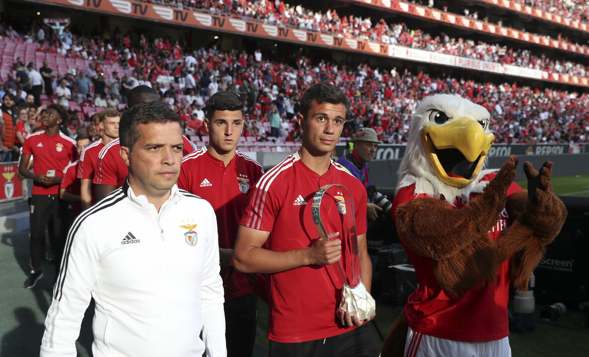 Luís Castro e Henrique Araújo com o troféu da Youth League em 2022