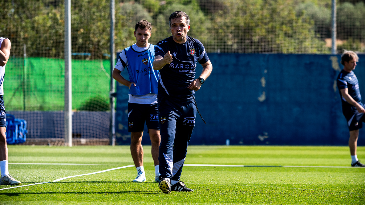 Luís Castro treina o Levante