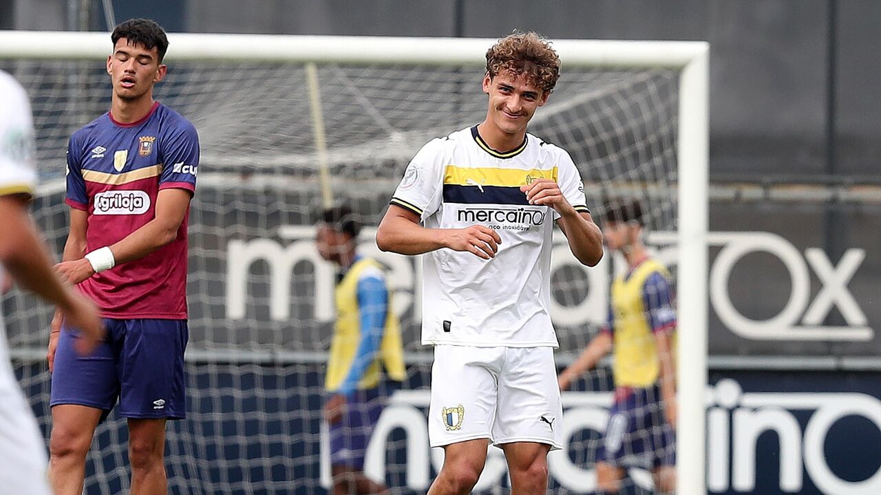 Famalicão vence Torreense por 2-1, adiando decisões no campeonato
