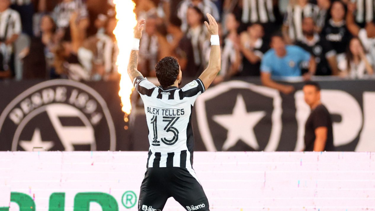 Alex Telles festeja golo pelo Botafogo na Taça do Brasil