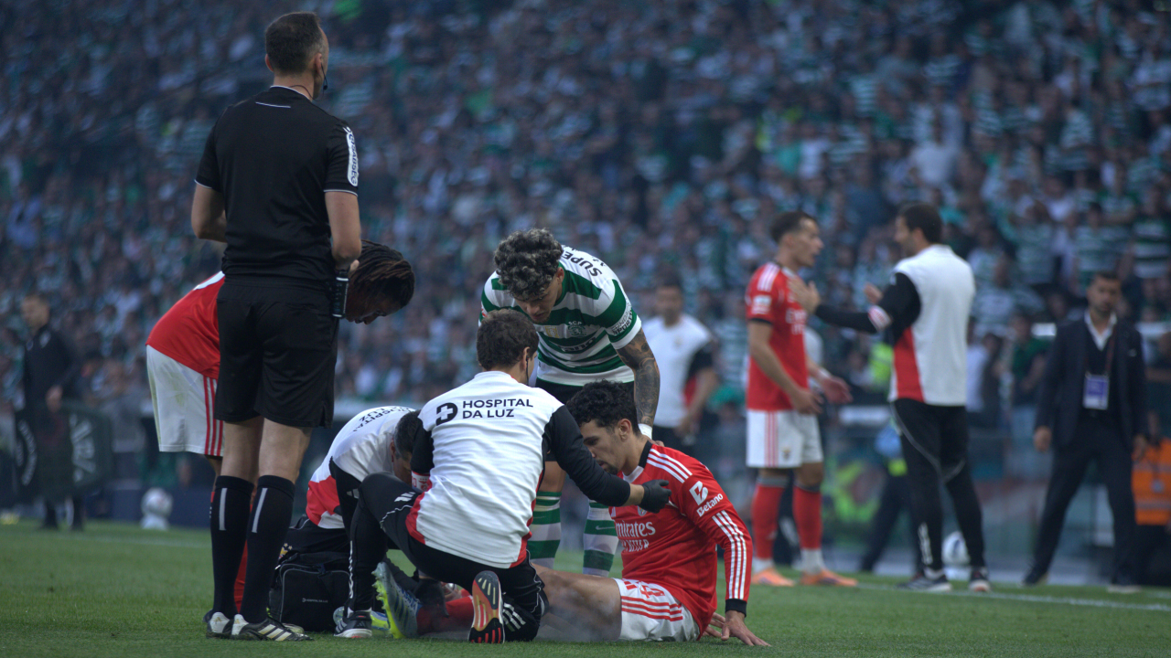 Tomás Araújo a ser assistido durante o dérbi entre Sporting e Benfica