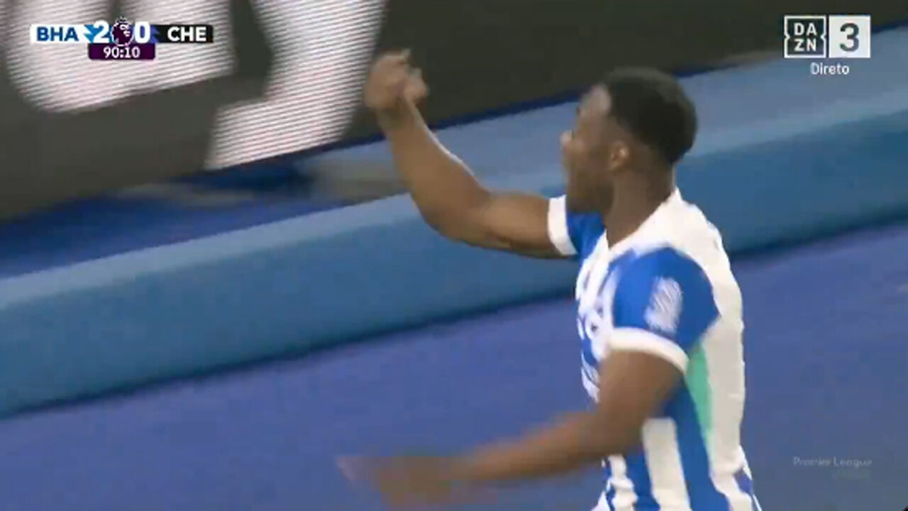 Danny Welbeck marcou ao Chelsea e 'convidou' o estádio para festejar... à Cristiano Ronaldo