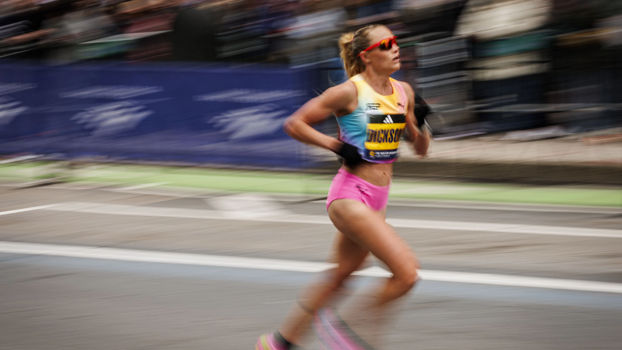 Atleta apoiada pela Puma corre na maratona de Boston, antes de Londres