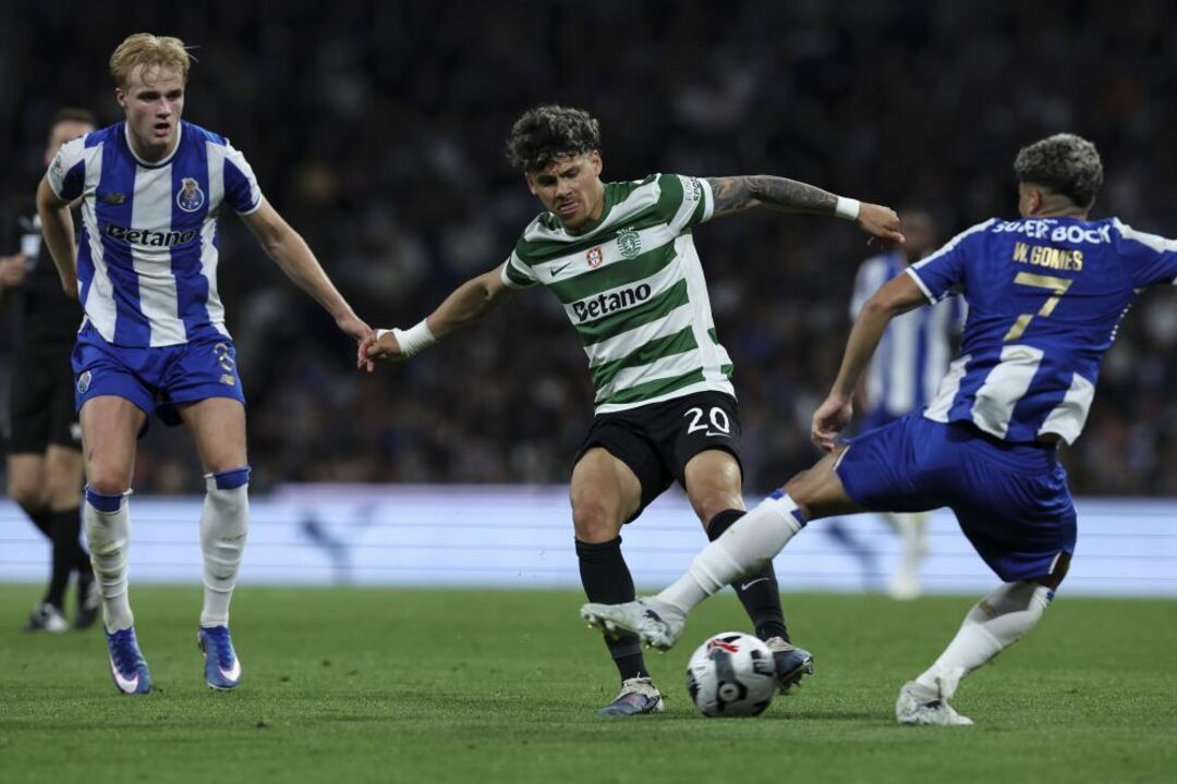 Momento de jogo entre jogadores do Porto e Sporting