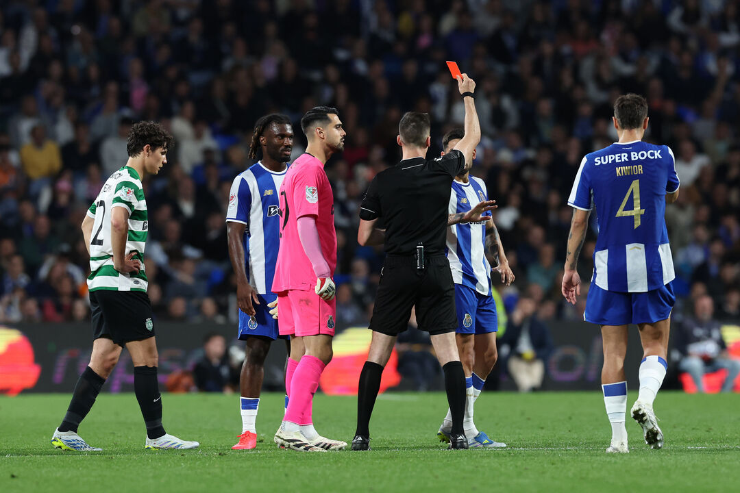 Árbitro exibe cartão vermelho durante o jogo FC Porto-Sporting