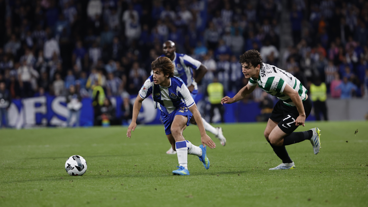 Rodrigo Mora com Eduardo Quaresma durante o FC Porto-Sporting