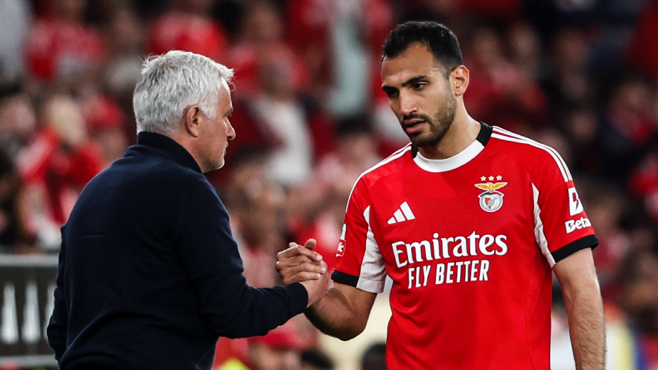 Pavlidis cumprimenta o treinador José Mourinho